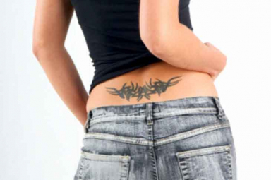 Tatuaje en zona lumbar